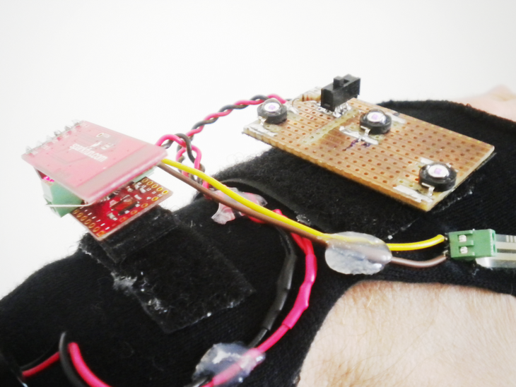 A gauche la carte Bluetooth au-dessus de l'Arduino, à droite les diodes en configuration triangulaire.